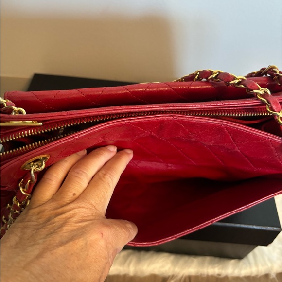 Chanel vintage red lambskin shoulder bag - Picture 8 of 11